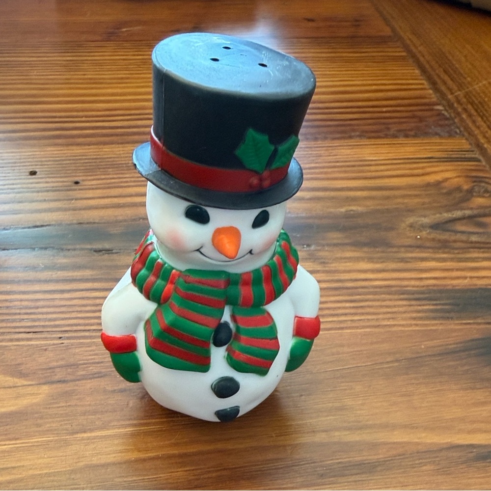 Vintage 1980s Avon Salt and Pepper shakers (2 pieces, hat and body)